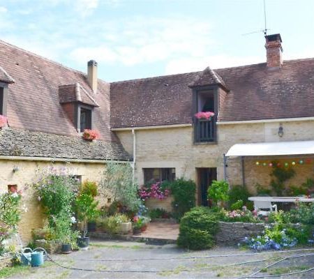 Halte Aux Places Marcillac-Saint-Quentin Exteriér fotografie